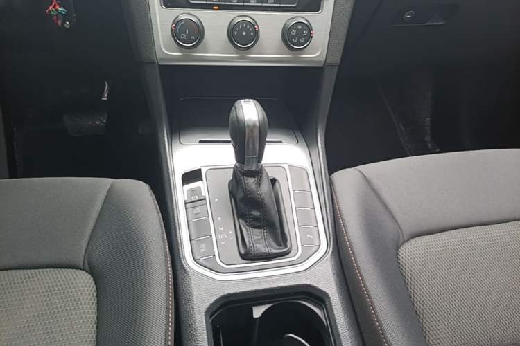 Used Volkswagen Golf Sportsvan 2016 230TSI Automatic Trend Edition Gear Lever