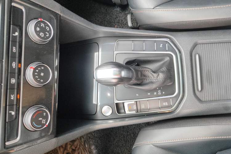 Used Volkswagen Golf Sportsvan 2016 230TSI Automatic Luxury Version Gear Lever