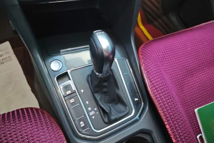 Used Volkswagen Golf Sportsvan 2016 230TSI Automatic Luxury Version Gear Lever