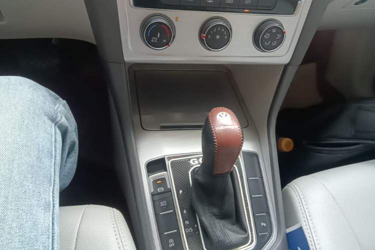 Used Volkswagen Golf Sportsvan 2016 230TSI Automatic Trend Edition Gear Lever