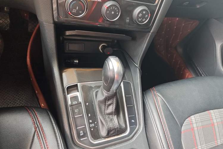 Used Volkswagen Golf Sportsvan 2016 230TSI Automatic Trend Edition Gear Lever