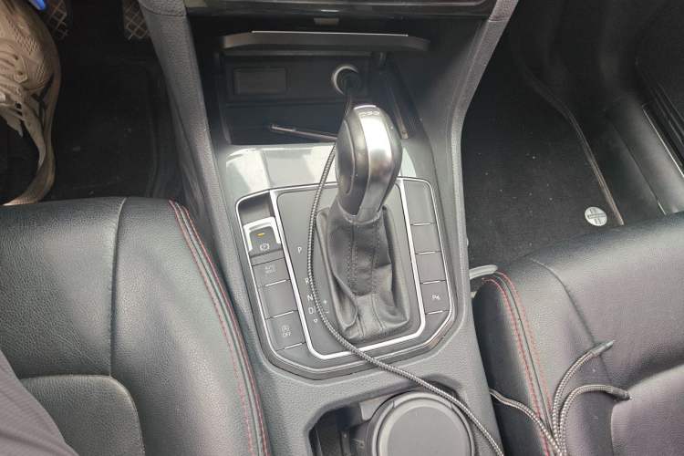 Used Volkswagen Golf Sportsvan 2016 230TSI Automatic Trend Edition Gear Lever