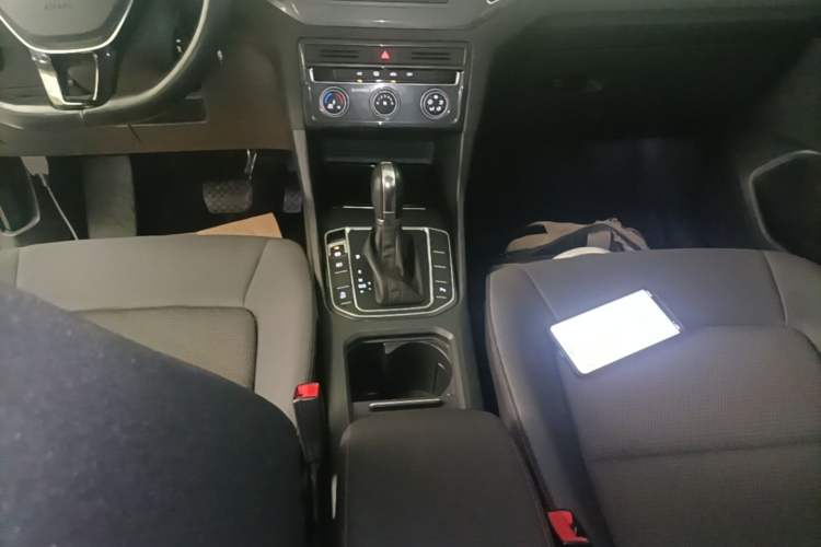 Used Volkswagen Golf Sportsvan 2016 230TSI Automatic Trend Edition Gear Lever