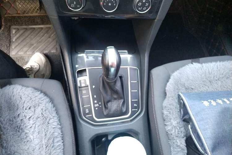 Used Volkswagen Golf Sportsvan 2016 230TSI Automatic Trend Edition Gear Lever