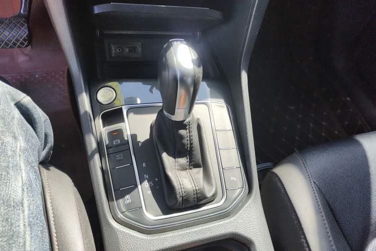 Used Volkswagen Golf Sportsvan 2016 280TSI Automatic Luxury Model Gear Lever