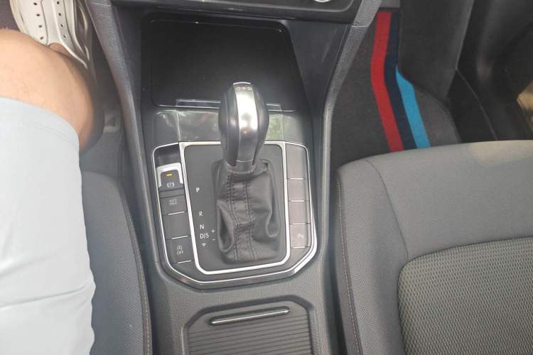 Used Volkswagen Golf Sportsvan 2016 230TSI Automatic Trend Edition Gear Lever