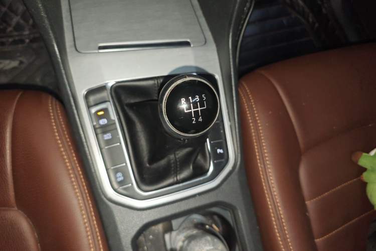 Used Volkswagen Golf Sportsvan 2016 230TSI Manual Entry-Level Trim Gear Lever