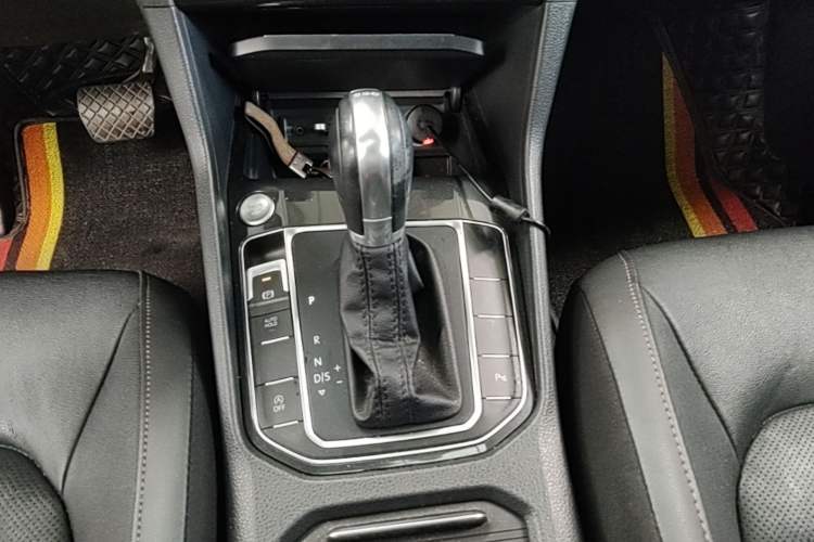 Used Volkswagen Golf Sportsvan 2016 280TSI Automatic Luxury Model Gear Lever