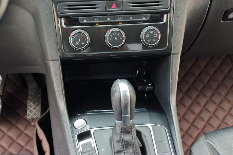 Used Volkswagen Golf Sportsvan 2016 280TSI Automatic Luxury Model Gear Lever