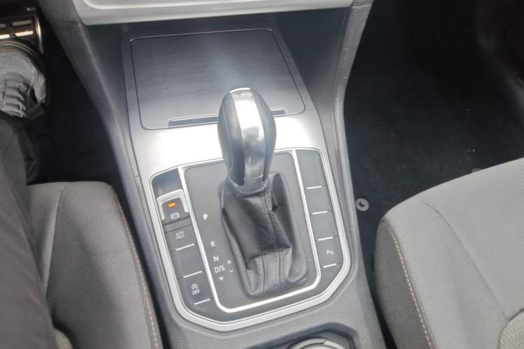 Used Volkswagen Golf Sportsvan 2016 230TSI Automatic Trend Edition Gear Lever