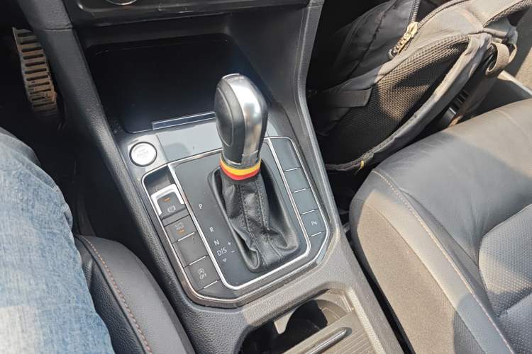 Used Volkswagen Golf Sportsvan 2016 280TSI Automatic Luxury Model Gear Lever