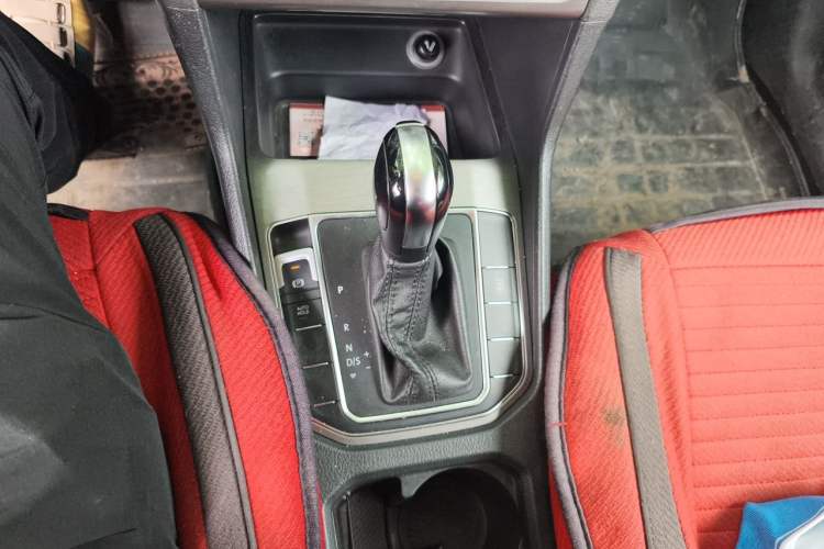 Used Volkswagen Golf Sportsvan 2016 1.6L Automatic Comfort Model Gear Lever