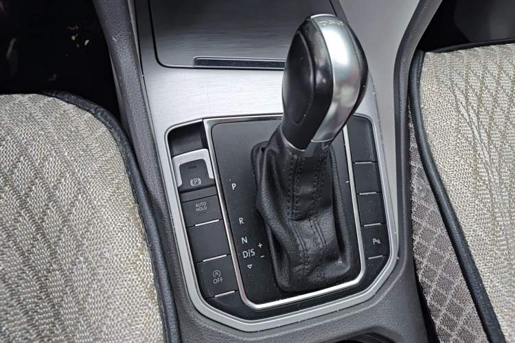 Used Volkswagen Golf Sportsvan 2016 230TSI Automatic Trend Edition Gear Lever