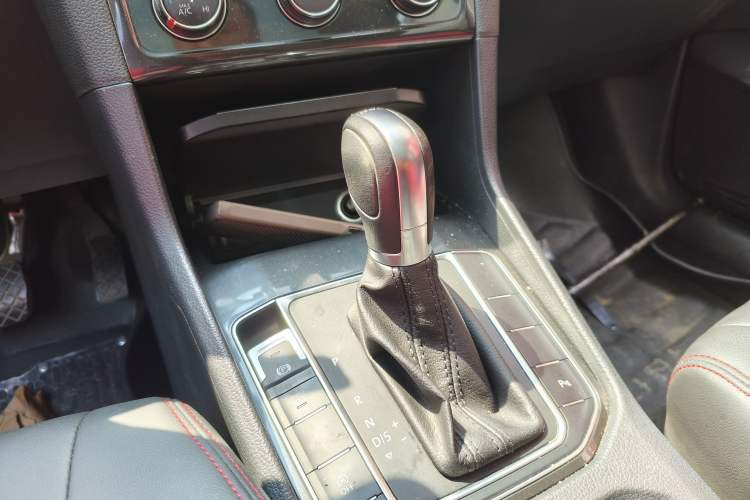 Used Volkswagen Golf Sportsvan 2016 230TSI Automatic Trend Edition Gear Lever