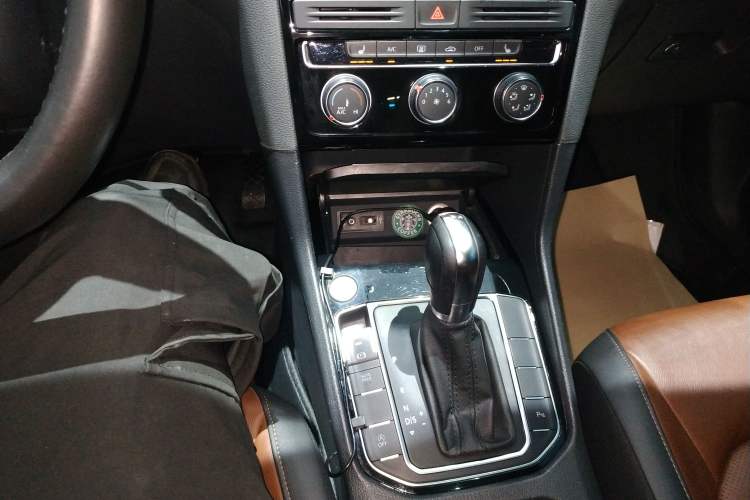 Used Volkswagen Golf Sportsvan 2016 280TSI Automatic Luxury Model Gear Lever