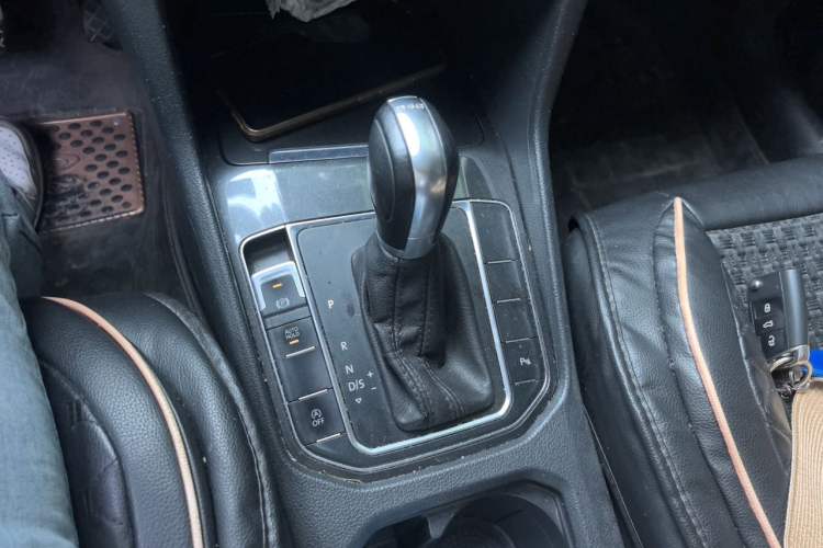 Used Volkswagen Golf Sportsvan 2016 230TSI Automatic Trend Edition Gear Lever