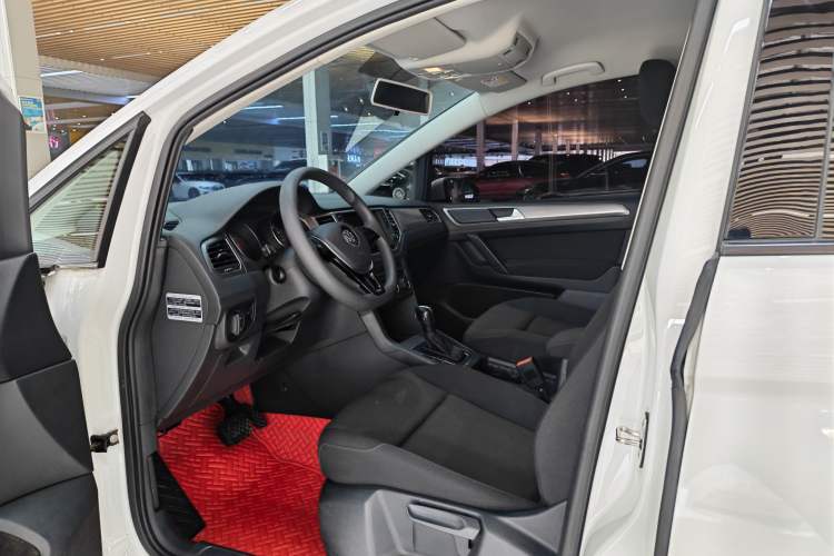 Used Volkswagen Golf Sportsvan 2016 1.6L Automatic Comfort Model Interior 1