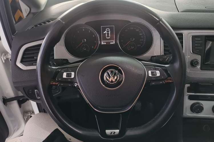 Used Volkswagen Golf Sportsvan 2016 230TSI Manual Entry-Level Trim Interior 1