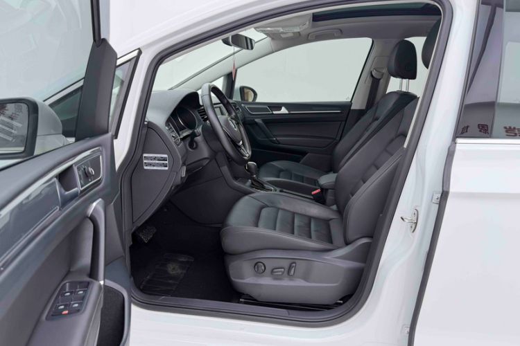 Used Volkswagen Golf Sportsvan 2016 230TSI Automatic Luxury Version Interior 2