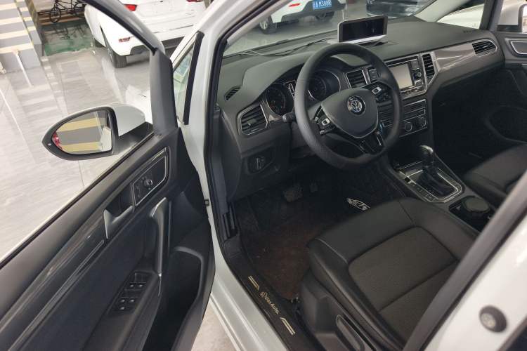 Used Volkswagen Golf Sportsvan 2016 230TSI Automatic Trend Edition Interior 2