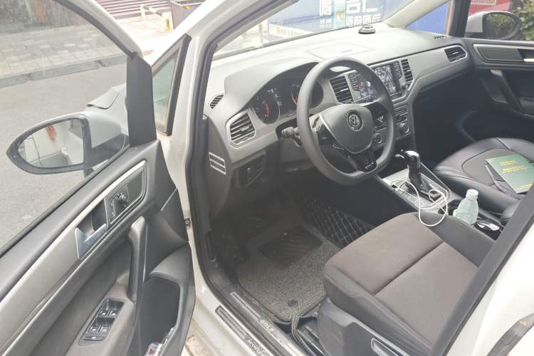 Used Volkswagen Golf Sportsvan 2016 1.6L Automatic Comfort Model Interior 3