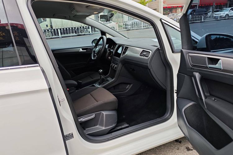 Used Volkswagen Golf Sportsvan 2016 1.6L Manual Comfort Model Interior 3