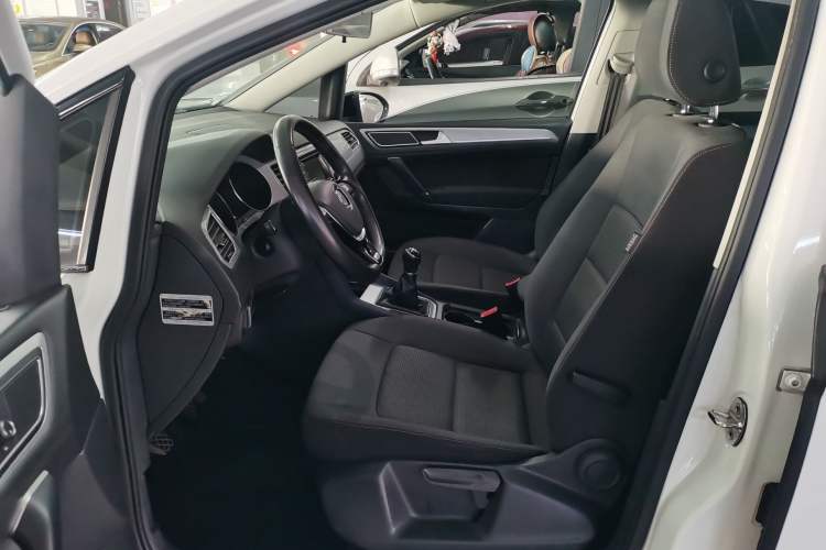 Used Volkswagen Golf Sportsvan 2016 230TSI Manual Entry-Level Trim Interior 4