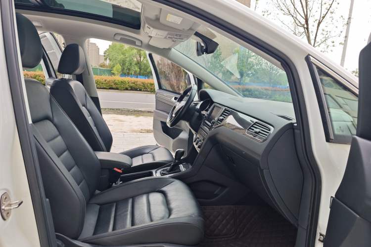 Used Volkswagen Golf Sportsvan 2016 280TSI Automatic Luxury Model Interior 4