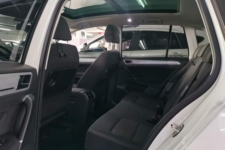 Used Volkswagen Golf Sportsvan 2016 230TSI Manual Entry-Level Trim Interior 5