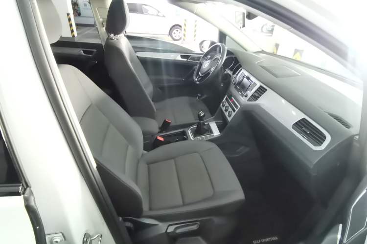 Used Volkswagen Golf Sportsvan 2016 230TSI Manual Entry-Level Trim Interior 6