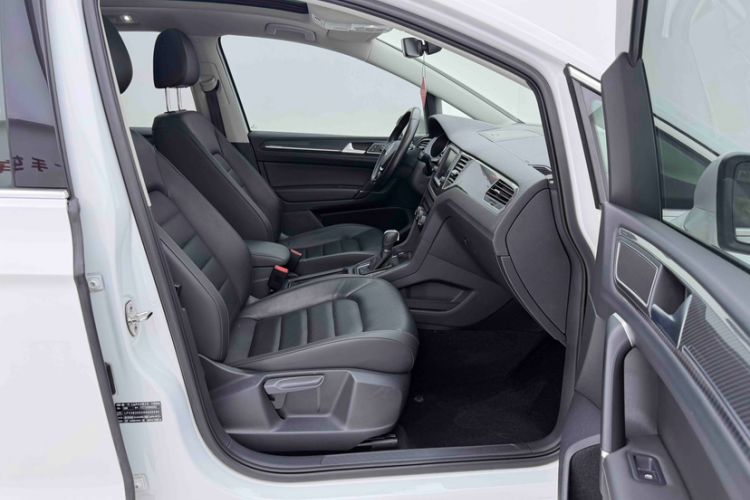 Used Volkswagen Golf Sportsvan 2016 230TSI Automatic Luxury Version Interior 8