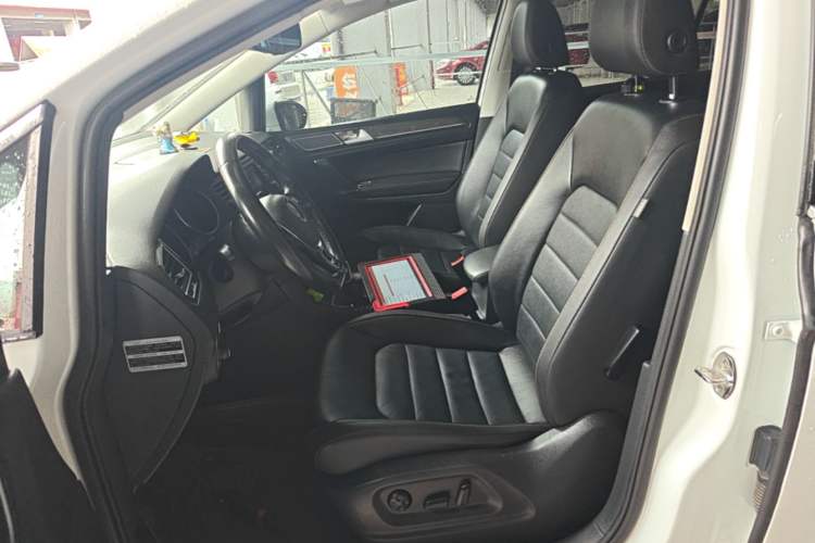 Used Volkswagen Golf Sportsvan 2016 230TSI Automatic Luxury Version Left Front Seat