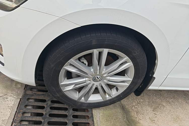 Used Volkswagen Golf Sportsvan 2016 230TSI Automatic Luxury Version Left Front Wheel Hub