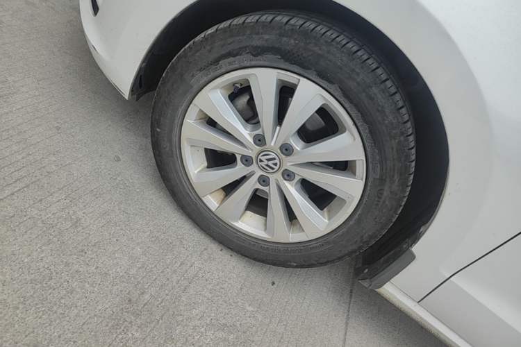 Used Volkswagen Golf Sportsvan 2016 230TSI Automatic Trend Edition Left Front Wheel Hub