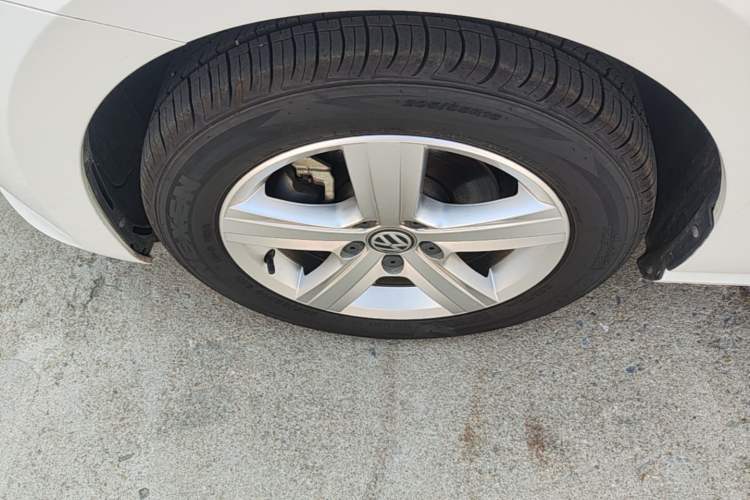 Used Volkswagen Golf Sportsvan 2016 1.6L Automatic Comfort Model Left Front Wheel Hub