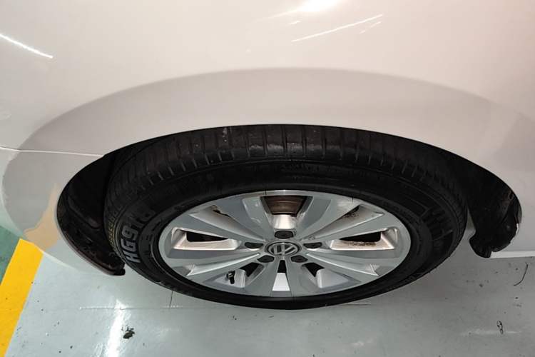 Used Volkswagen Golf Sportsvan 2016 180TSI Automatic Trend Model Left Front Wheel Hub