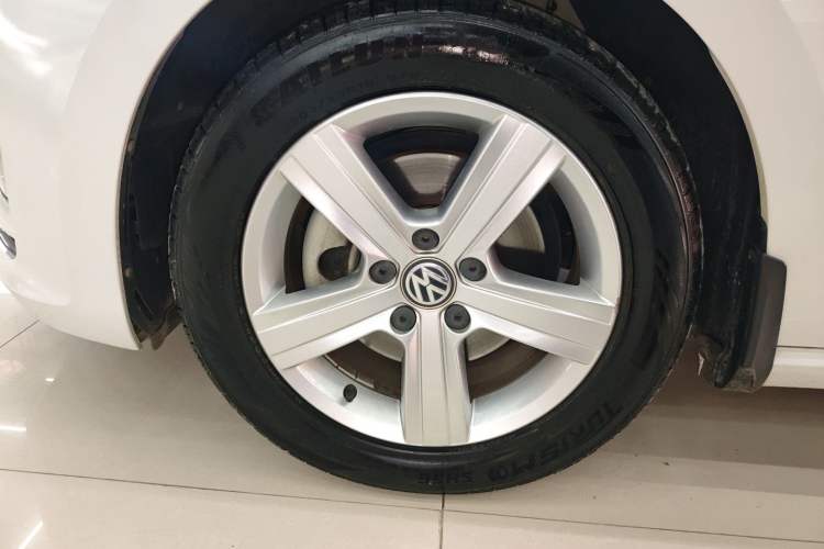 Used Volkswagen Golf Sportsvan 2016 1.6L Automatic Comfort Model Left Front Wheel Hub