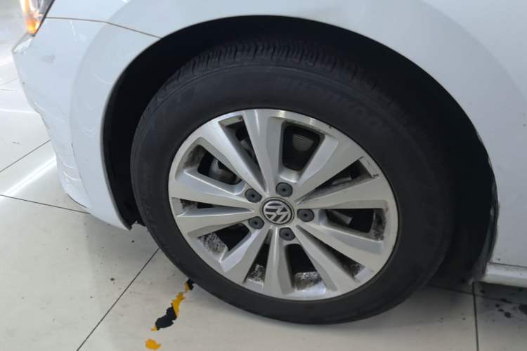Used Volkswagen Golf Sportsvan 2016 230TSI Automatic Trend Edition Left Front Wheel Hub