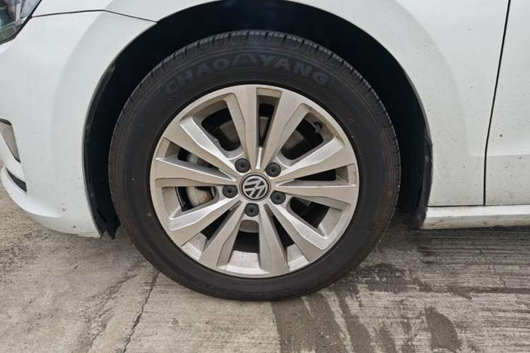 Used Volkswagen Golf Sportsvan 2016 230TSI Automatic Trend Edition Left Front Wheel Hub