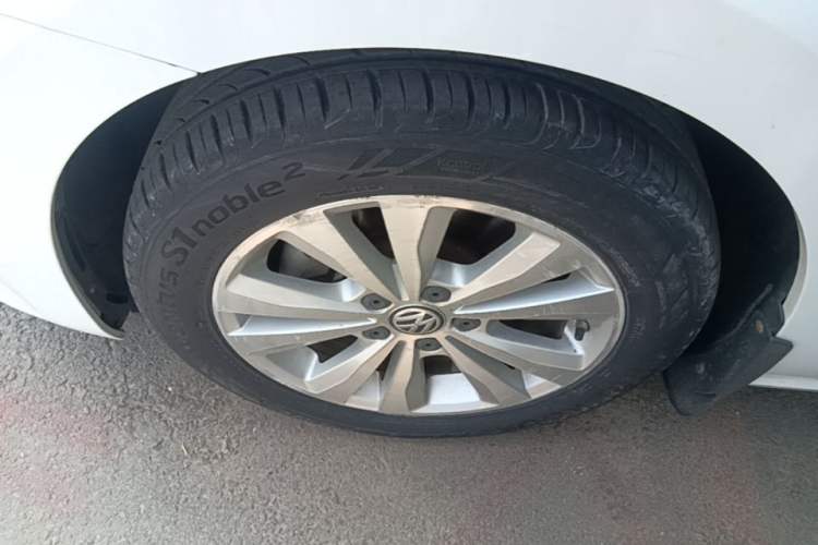 Used Volkswagen Golf Sportsvan 2016 230TSI Automatic Trend Edition Left Front Wheel Hub