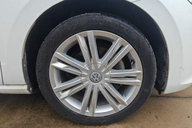 Used Volkswagen Golf Sportsvan 2016 280TSI Automatic Luxury Model Left Front Wheel Hub
