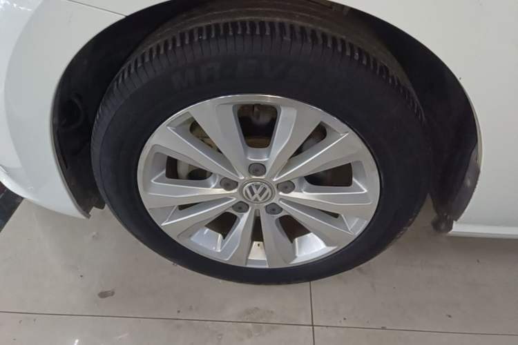 Used Volkswagen Golf Sportsvan 2016 230TSI Automatic Trend Edition Left Front Wheel Hub