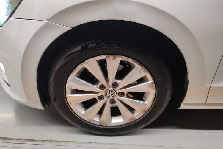 Used Volkswagen Golf Sportsvan 2016 230TSI Automatic Trend Edition Left Front Wheel Hub