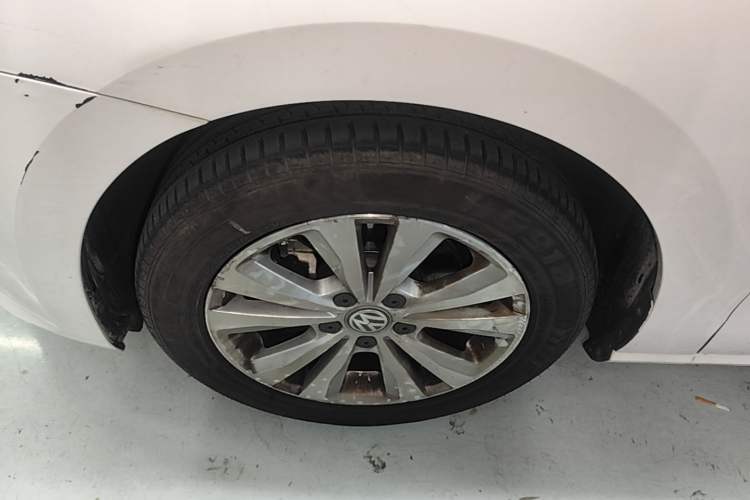 Used Volkswagen Golf Sportsvan 2016 180TSI Automatic Trend Model Left Front Wheel Hub
