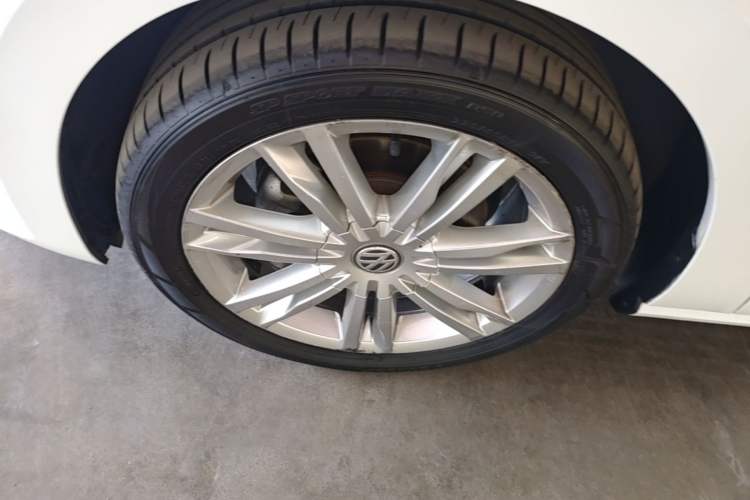 Used Volkswagen Golf Sportsvan 2016 230TSI Automatic Luxury Version Left Front Wheel Hub