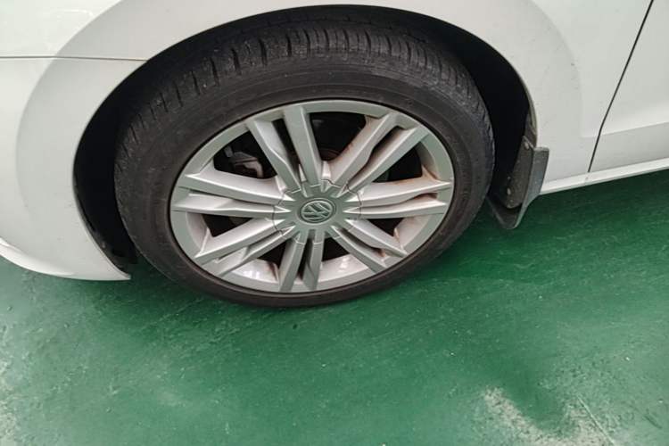 Used Volkswagen Golf Sportsvan 2016 280TSI Automatic Luxury Model Left Front Wheel Hub