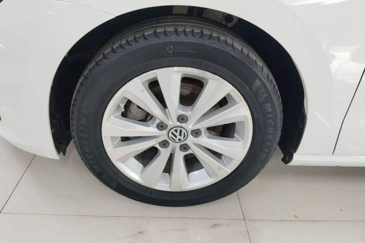 Used Volkswagen Golf Sportsvan 2016 230TSI Automatic Trend Edition Left Front Wheel Hub