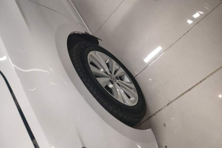 Used Volkswagen Golf Sportsvan 2016 230TSI Automatic Trend Edition Left Front Wheel Hub