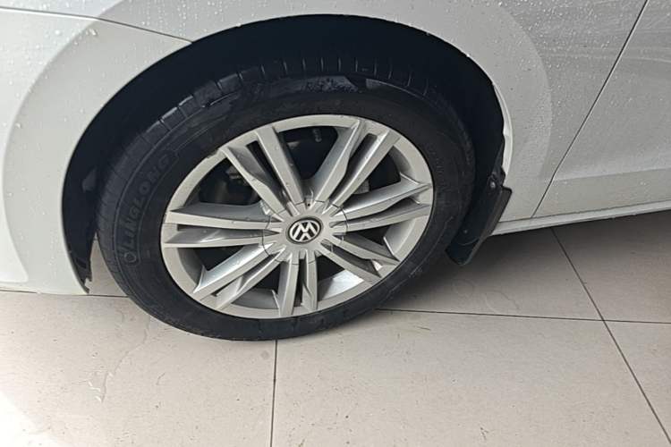 Used Volkswagen Golf Sportsvan 2016 230TSI Automatic Luxury Version Left Front Wheel Hub