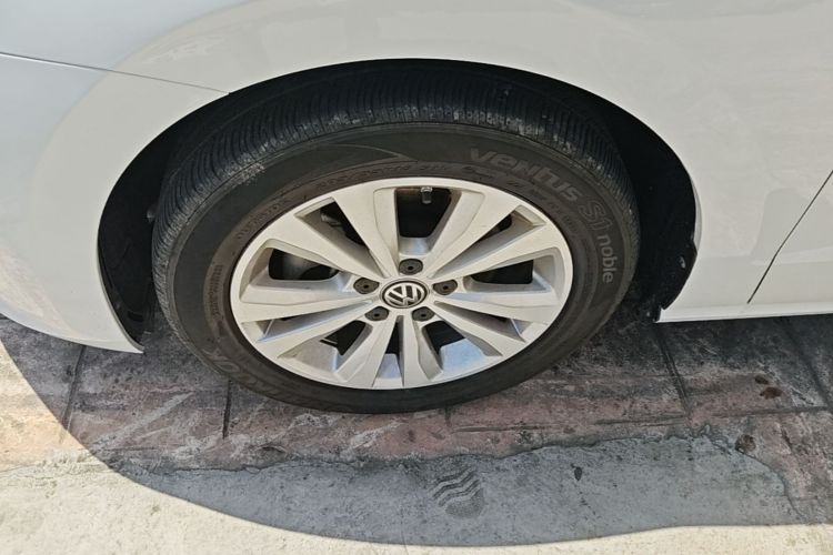 Used Volkswagen Golf Sportsvan 2016 230TSI Automatic Trend Edition Left Front Wheel Hub